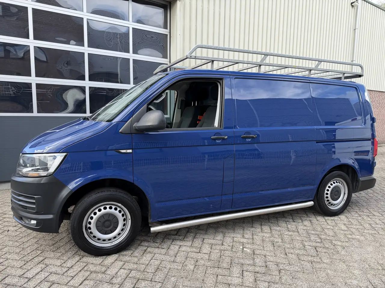 Volkswagen T6 Transporter 2.0 TDI L1H1 102pk Airco 2 schuifdeuren,Trekhaak,E — photo 1 of 28