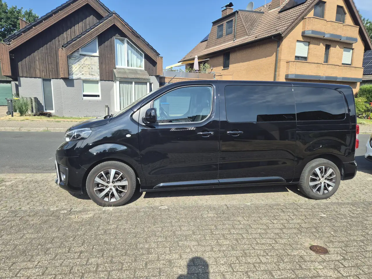 Toyota Proace Proace D-4D 2,0-l-D-4D L1 (7-Si.) Autm. Verso Executive — photo 1 of 23