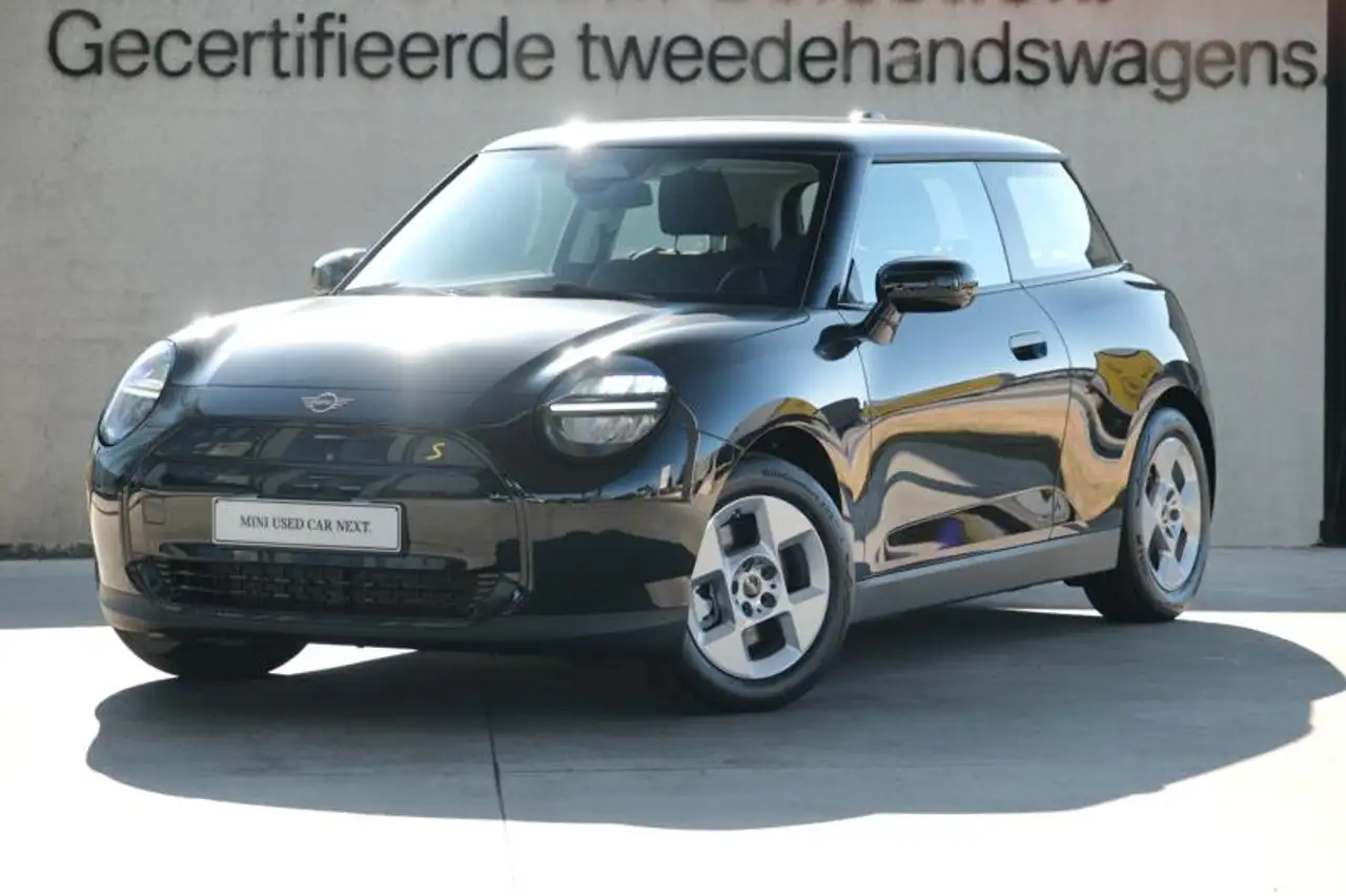 MINI Cooper SE Cooper SE Essential | 49 KWH | OLED | DRIVE ASSIST — photo 1 of 15