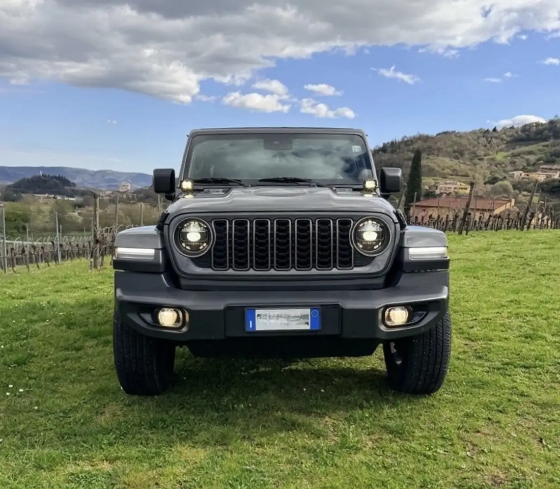 Jeep Wrangler Unlimited 2.2 mjt II Overland — photo 1 of 9