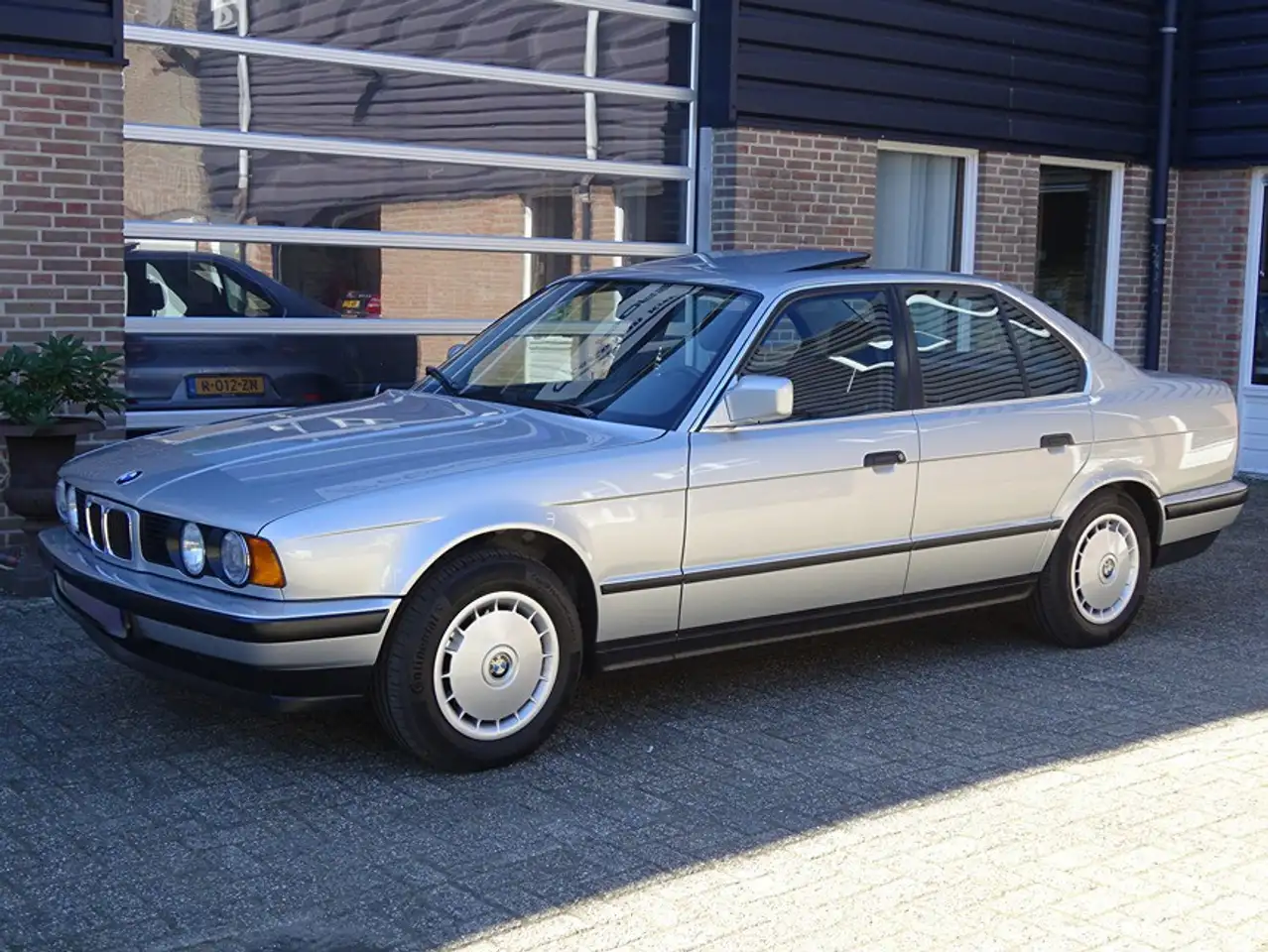BMW 525 525i sedan — photo 1 of 18