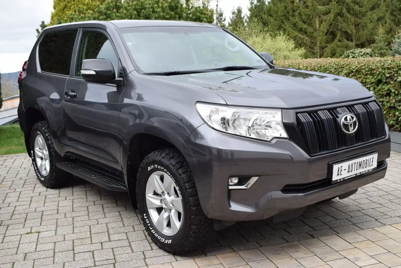 Toyota Land Cruiser / AHK / SH GEPFLEGT — photo 1 of 18