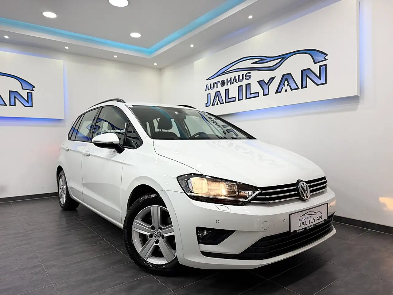 Volkswagen Golf Sportsvan Rabbit 2,0 BMT TDI DSG Rückfahrkamera — photo 1 of 40