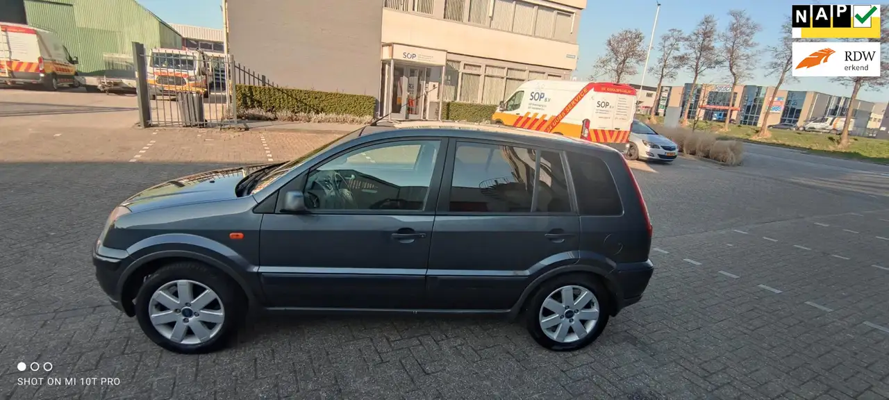 Ford Fusion 1.4-16V Futura — photo 1 of 17