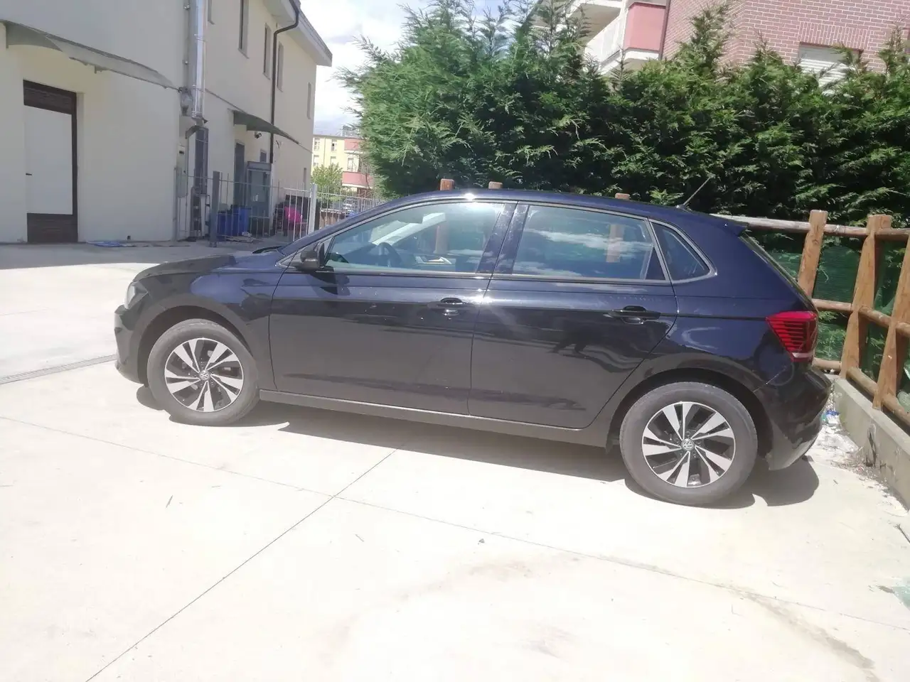 Volkswagen Polo — photo 1 of 9