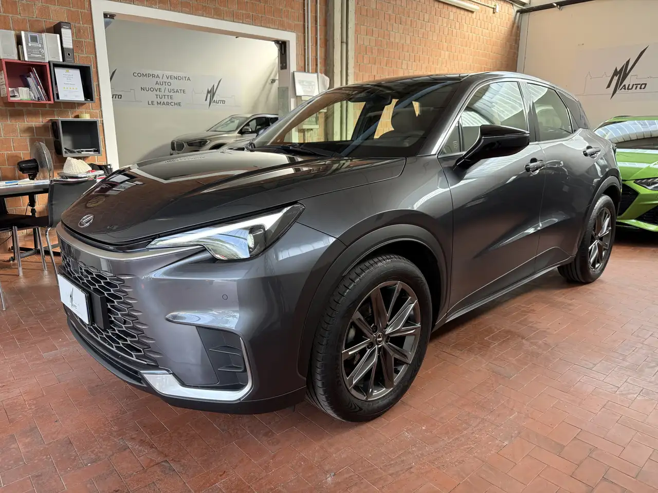 Lexus LBX 1.5 hybrid Elegant 2wd — photo 1 of 15