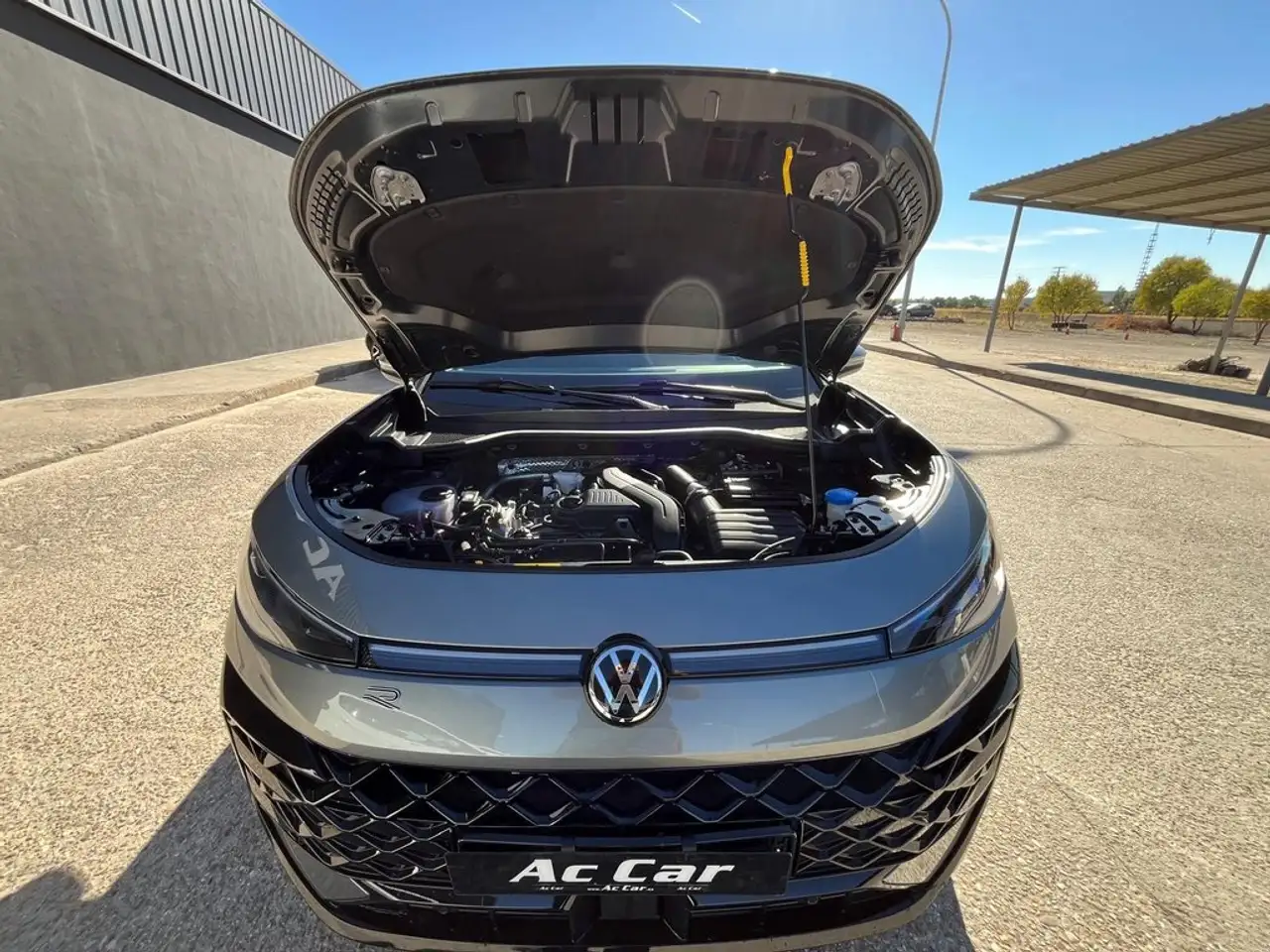 Volkswagen T-Roc R-Line 1st Edition 1.5 eTSI 110kW DSG — photo 1 of 6