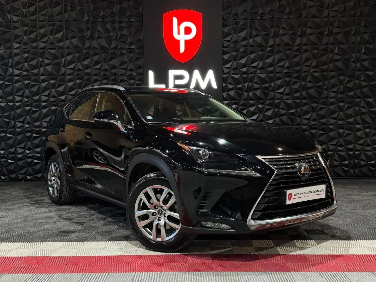Lexus NX 300h 300h 2WD Business 1ère main — photo 1 of 13