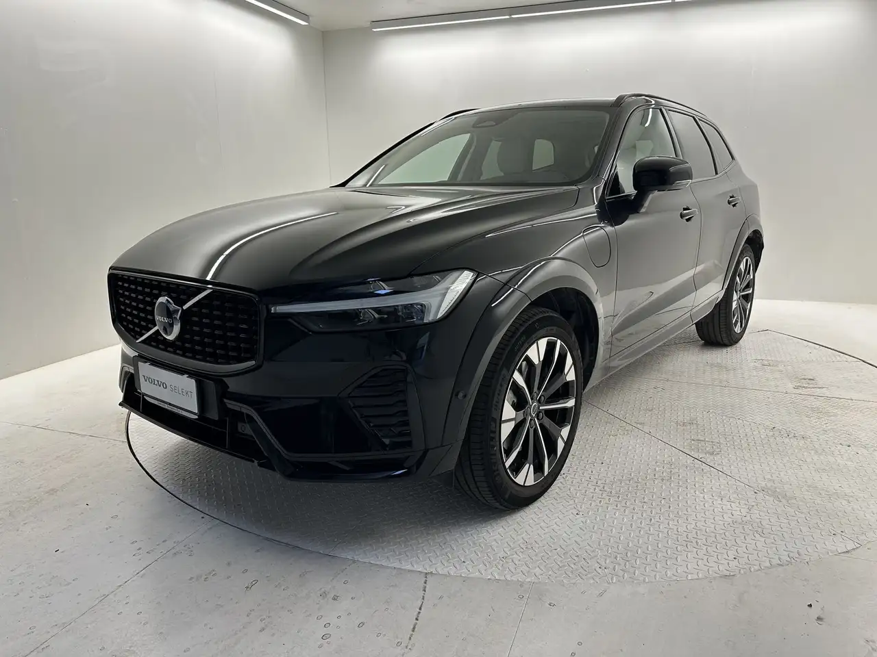Volvo XC60 T6 Plug-in AWD auto Ultra Dark — photo 1 of 15