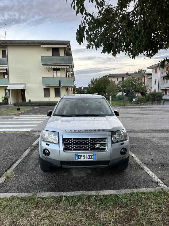 Land Rover Freelander 2.2 td4 SE — photo 1 of 9
