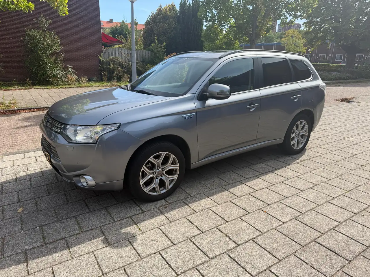 Mitsubishi Outlander 2.0 PHEV Instyle — photo 1 of 28