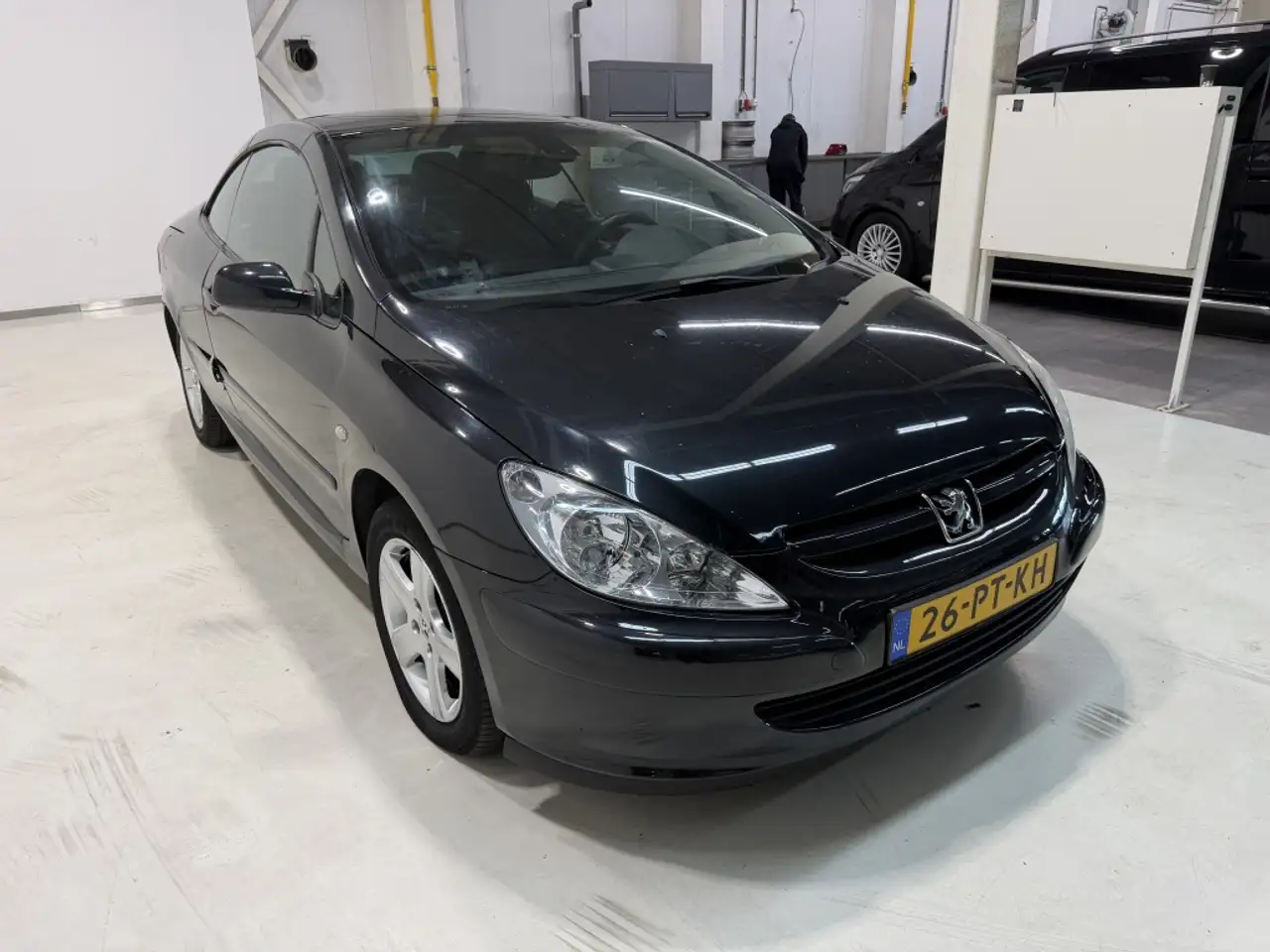 Peugeot 307 CC 1.6-16V — photo 1 of 8