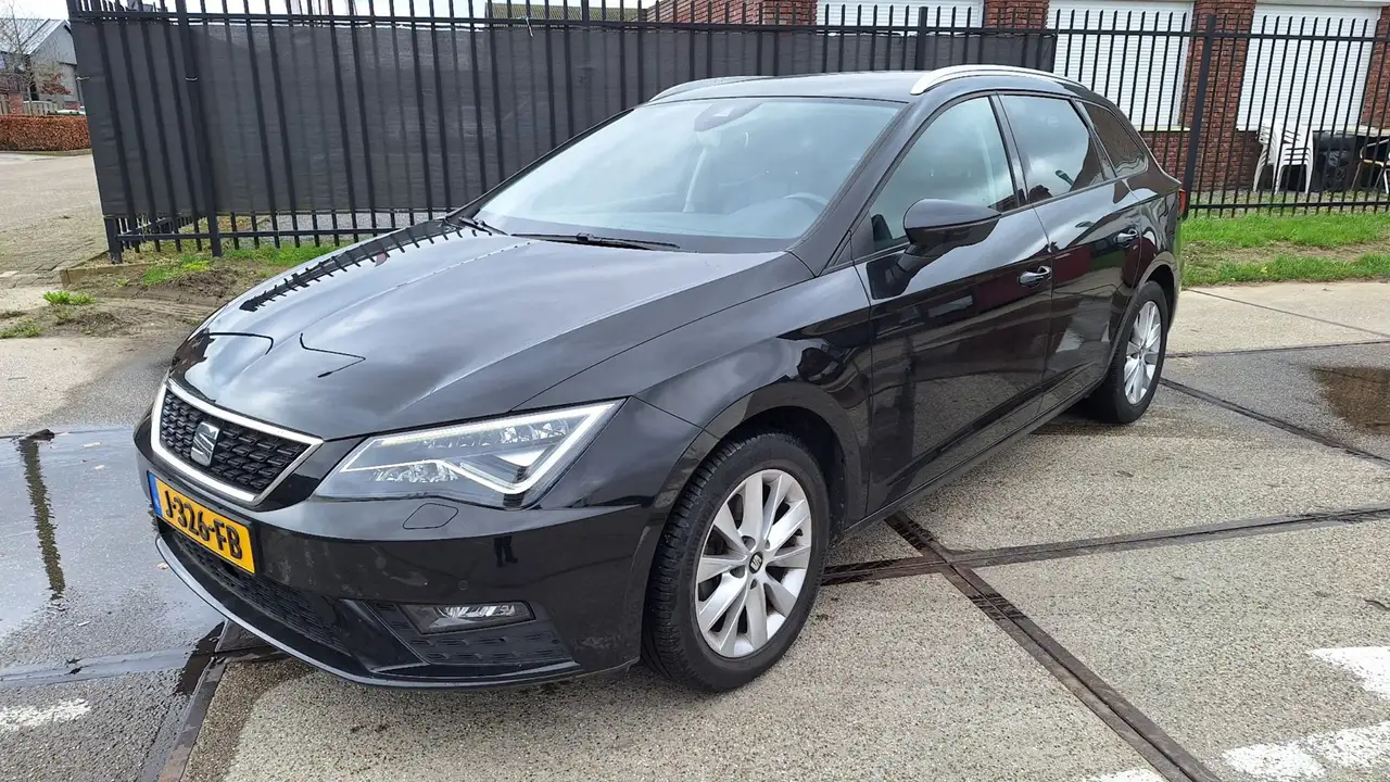 SEAT Leon ST 1.6 TDI FR Business Intense — photo 1 of 8