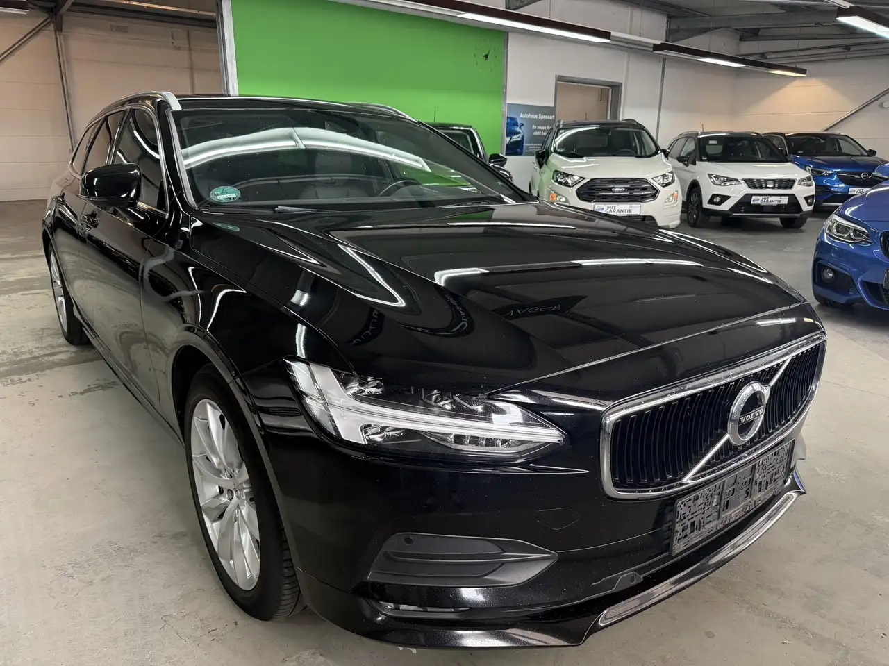 Volvo V90 Momentum AWD — photo 1 of 14