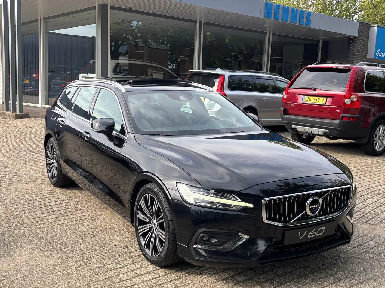 Volvo V60 T6 AWD Inscription HeadUp Panorama keyless Pilot A — photo 1 of 34