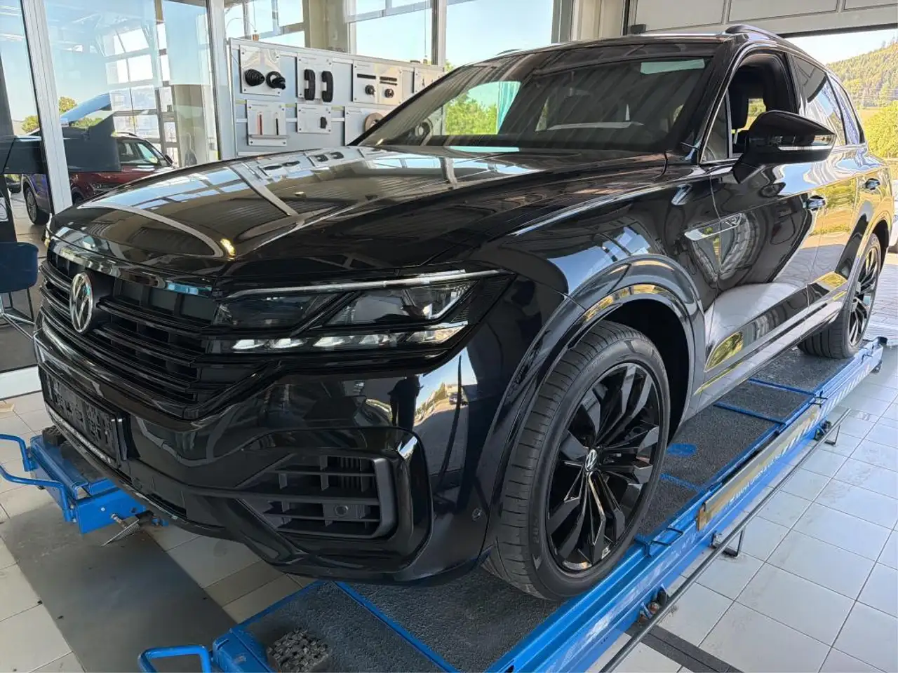 Volkswagen Touareg R e-Hybrid ACC AIR AHK PANO KAMERA 21Z — photo 1 of 10