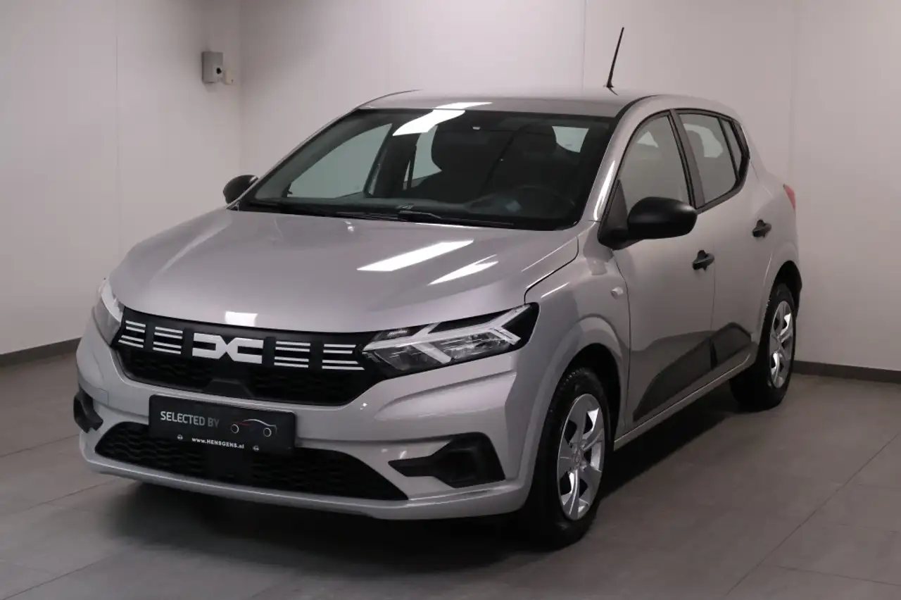 Dacia Sandero 1.0 TCe E-G Essential — photo 1 of 28