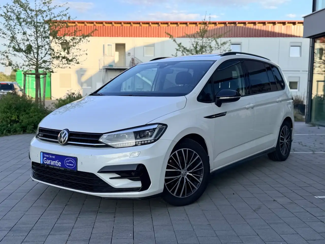 Volkswagen Touran Highline 2.0 TDI Navi LED PANO DSG ALU — photo 1 of 18