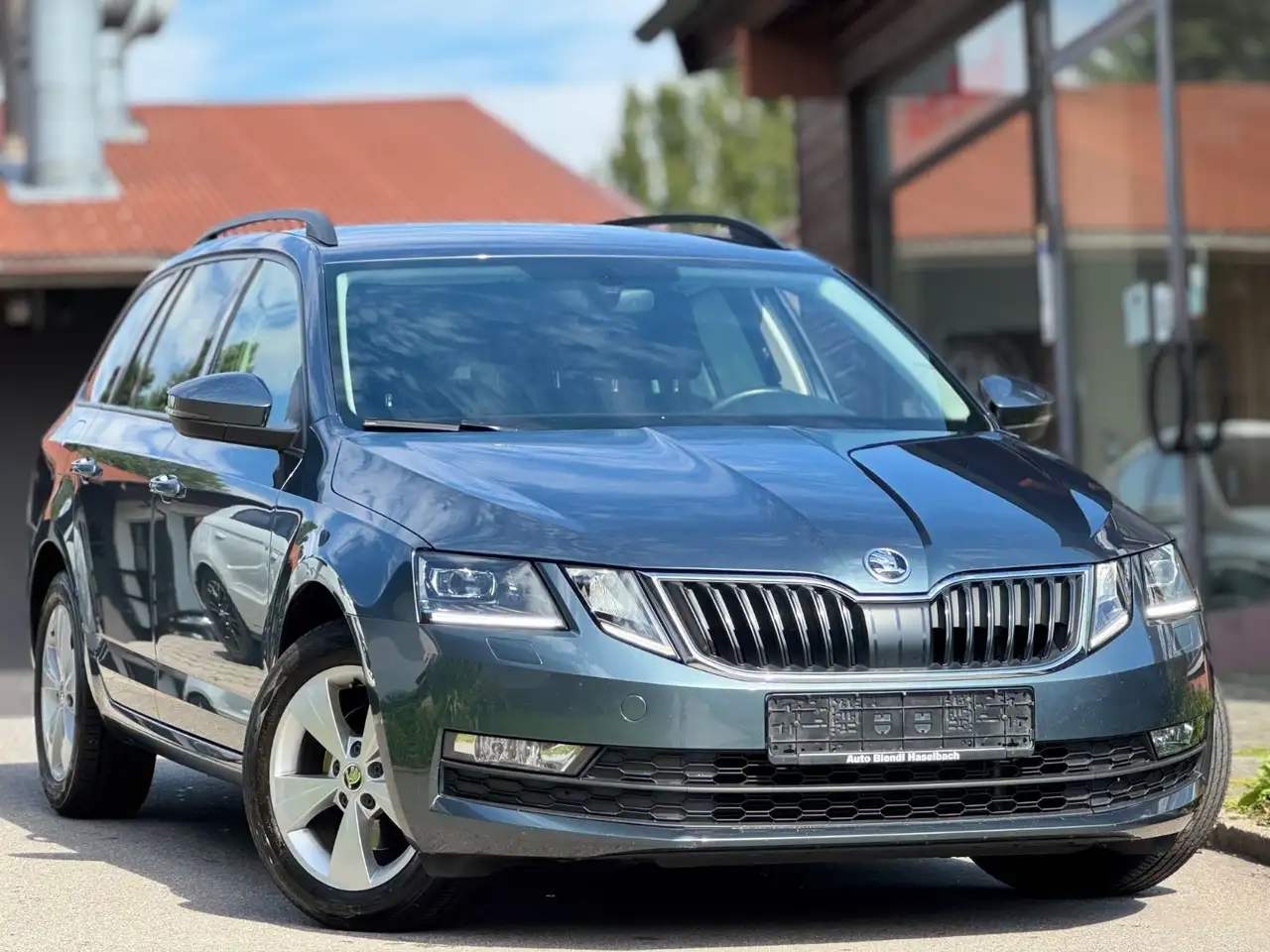 Skoda Octavia Combi Ambition CarPlay 1.Hand — photo 1 of 15
