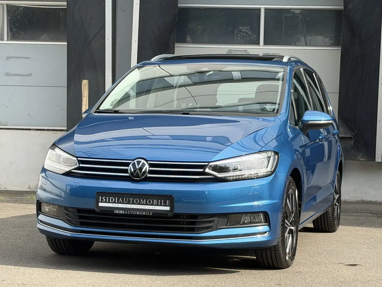 Volkswagen Touran Highline LED ACC Virtual Pano Kamera AHK — photo 1 of 40