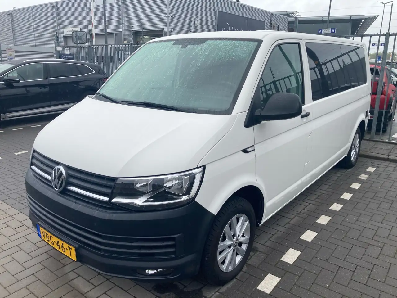 Volkswagen T6 Transporter 2.0 TDI L2H2 Comfortline Airco Cruise control Park — photo 1 of 11