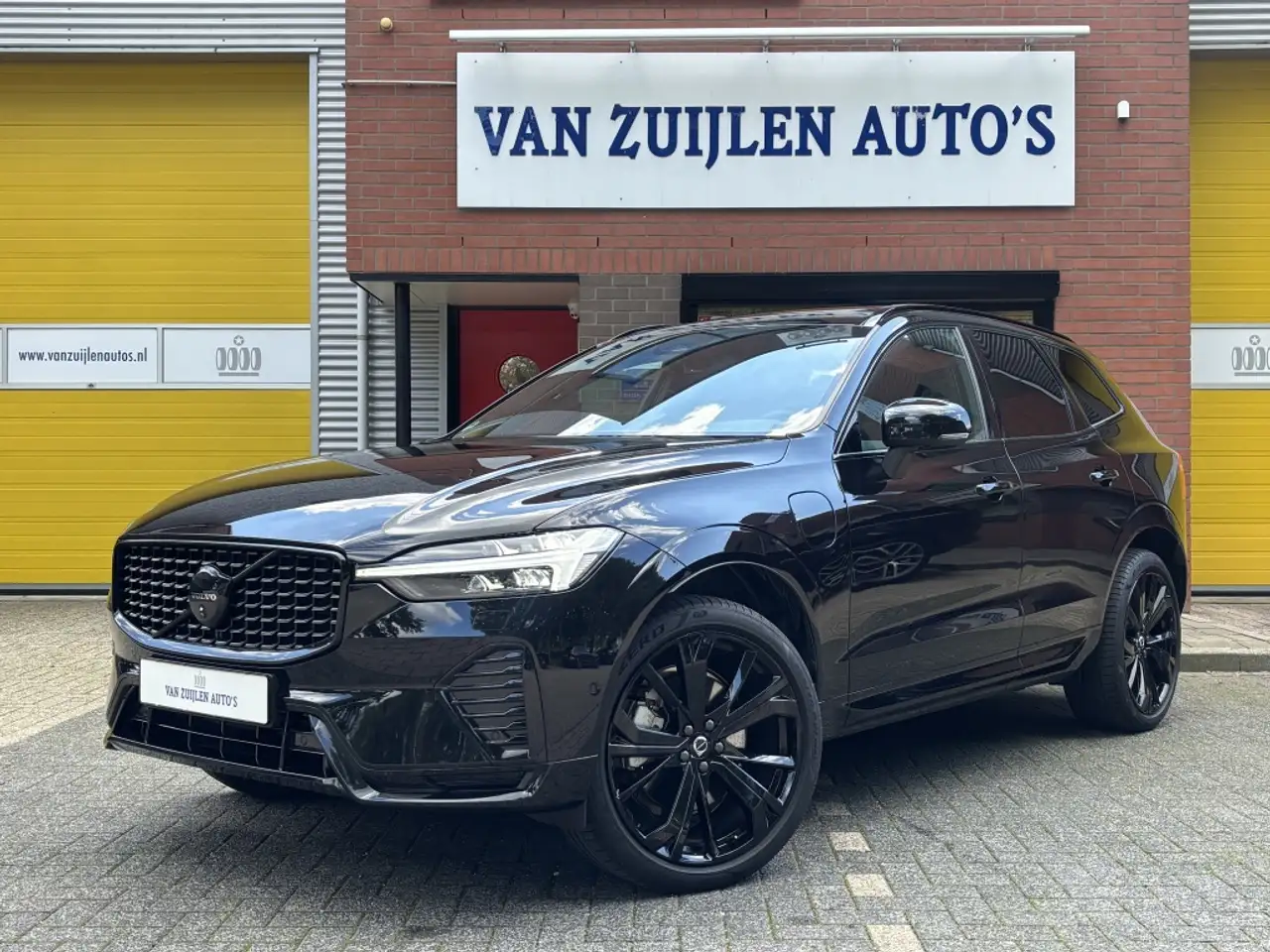Volvo XC60 T6 AWD Black Edition Panorama 21'' Trekhaak Harman — photo 1 of 20