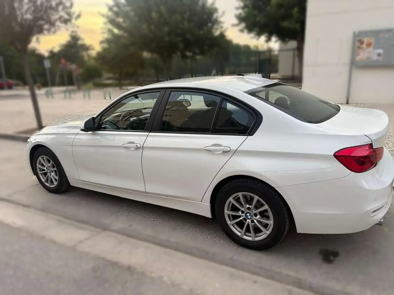 BMW 318 318d — photo 1 of 8