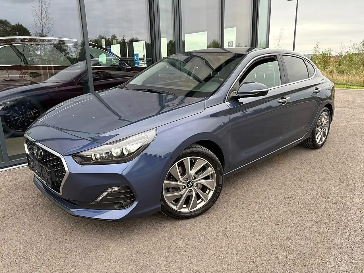 Hyundai i30 Fastback 1.0 T-GDI Premium / NAVI / LED — photo 1 of 13