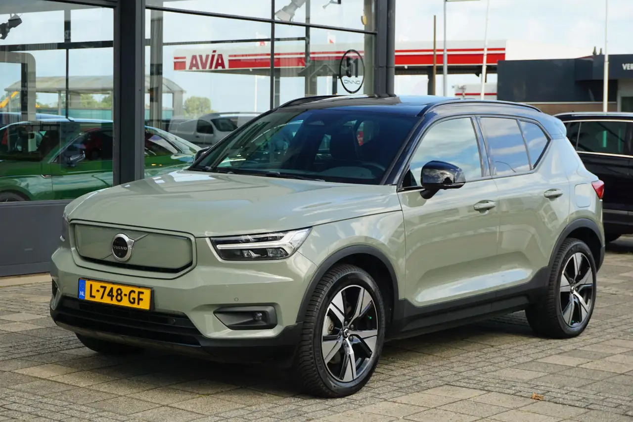 Volvo XC40 Recharge P8 AWD R-Design | 94% Soh | PANO | trekha — photo 1 of 40