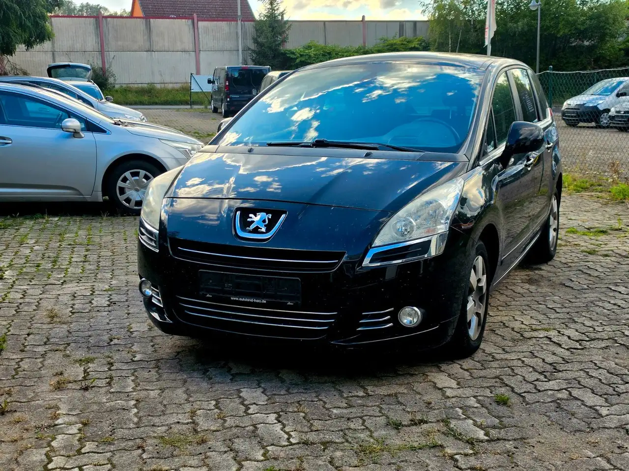 Peugeot 5008 1.6 Family plus 7 Sitze HDi FAP 110 — photo 1 of 15
