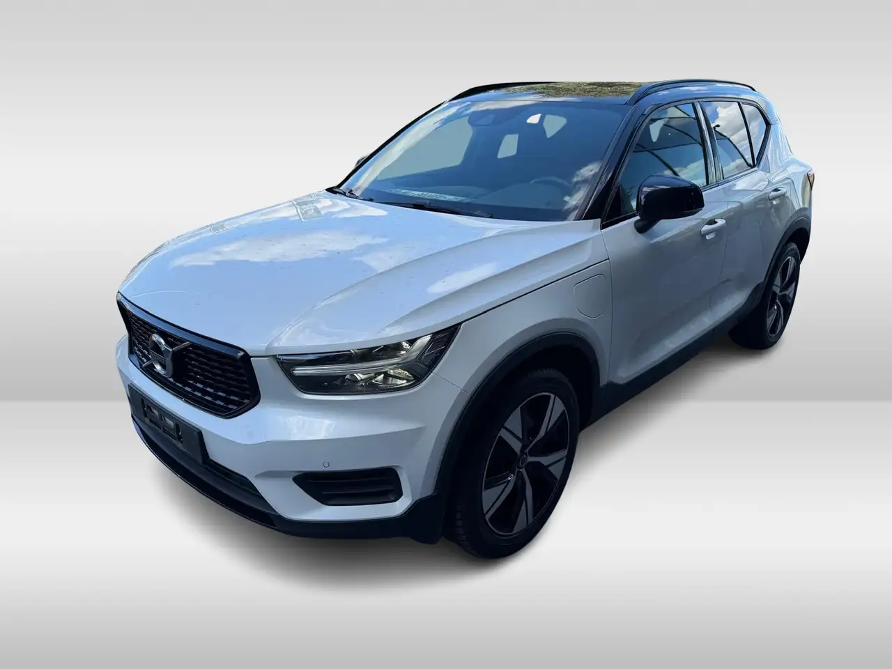Volvo XC40 1.5 T4 Recharge R-Design | Panorama dak | Climate — photo 1 of 6
