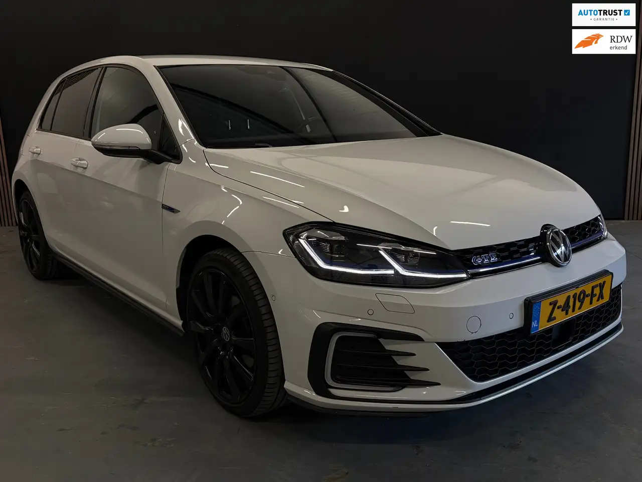 Volkswagen Golf GTE 1.4 TSI PHEV Facelift Virtual Carplay Sfeer Camera — photo 1 of 26