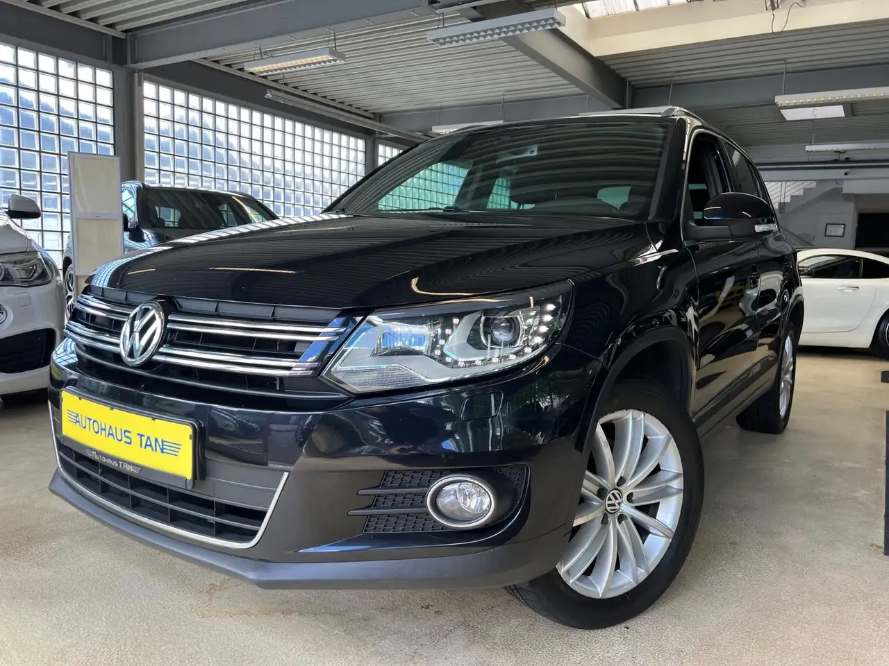 Volkswagen Tiguan 2.0TDI Sport & Style 4Motion *PANO*XENON* — photo 1 of 15