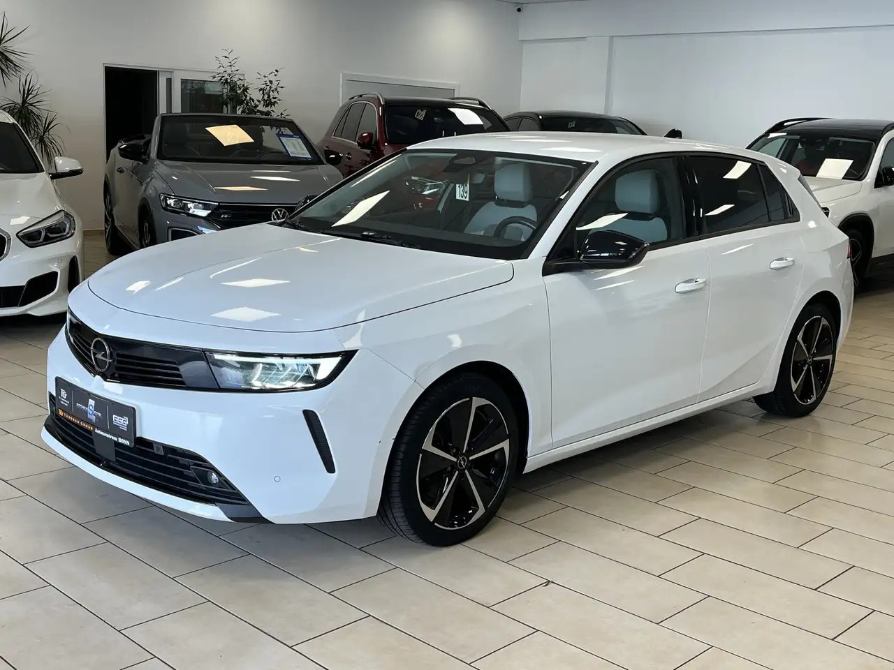 Opel Astra Elegance*NaviPro*Ambinte*LED*R.Cam*Keyless — photo 1 of 15