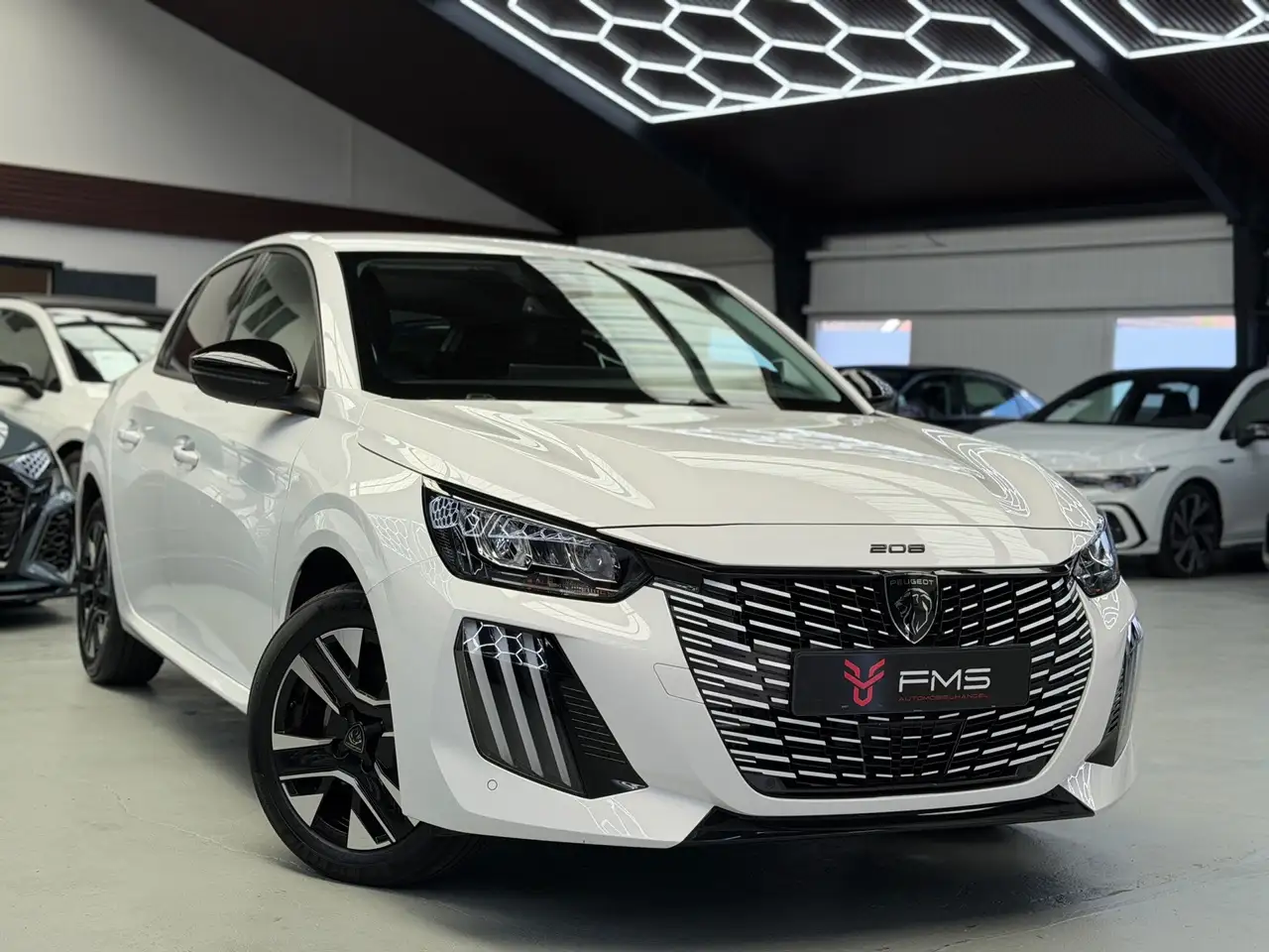Peugeot 208 1.2 Hybrid 100 e-DCS6 Allure CarPlay Camera — photo 1 of 35