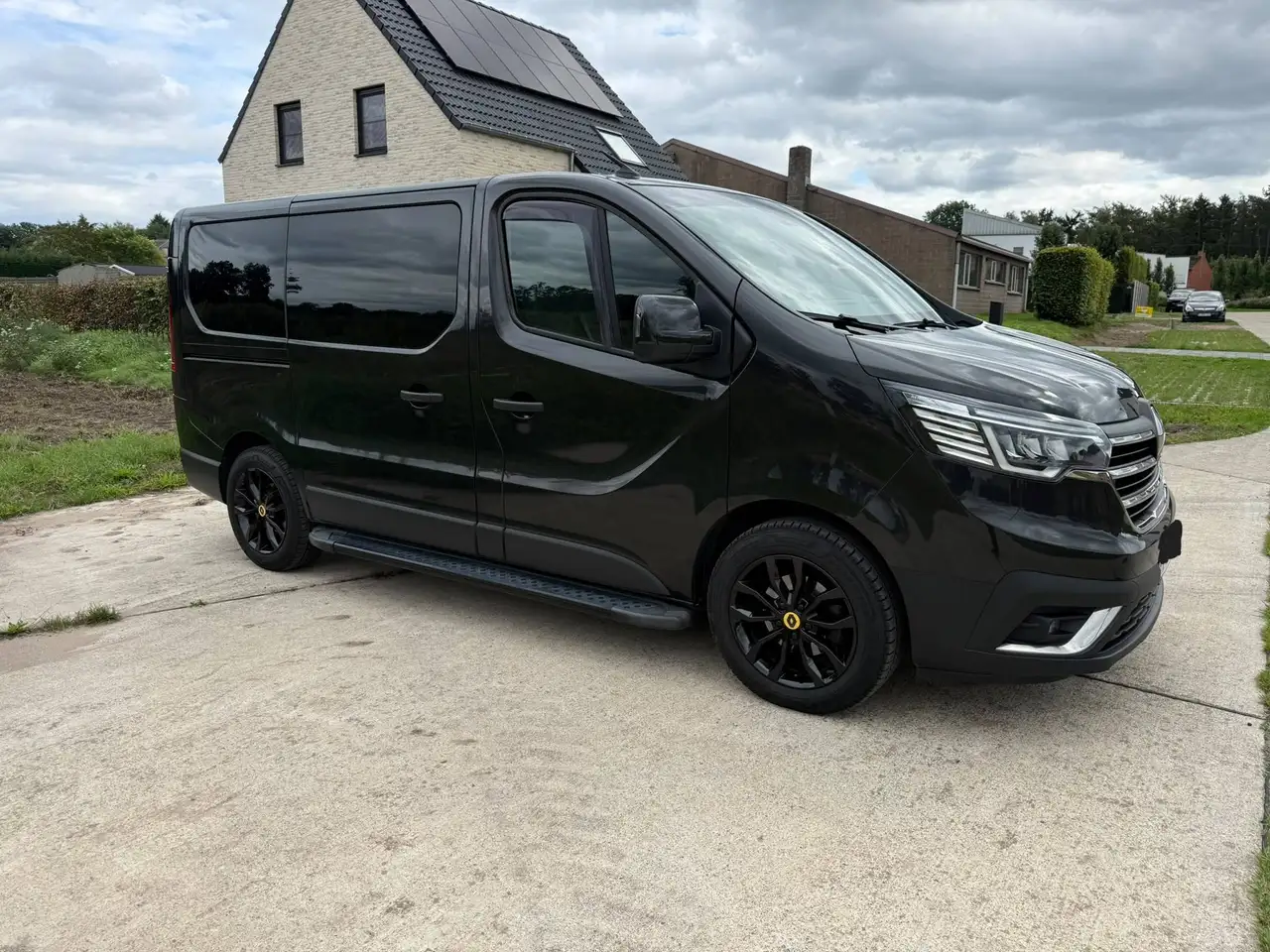 Renault Trafic Passenger Zen 2.0 DCI L1H1 Confort EDC (EU6d) — photo 1 of 15