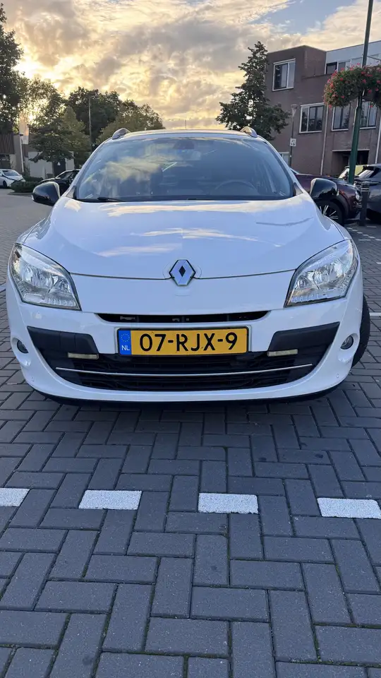 Renault Megane Grandtour 2.0 140 CVT Luxe — photo 1 of 15