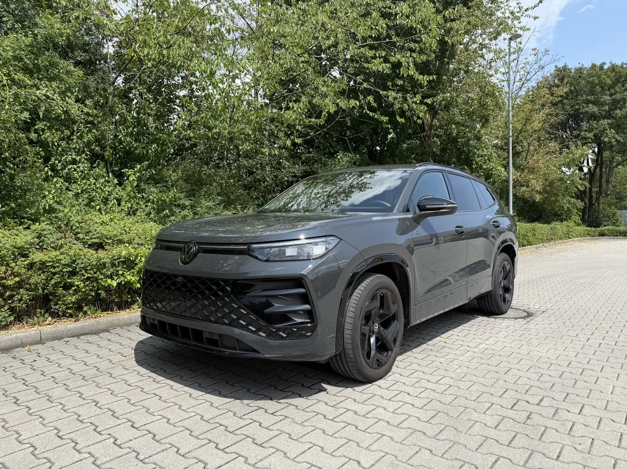 Volkswagen Tayron R-Line 2.0 TSI Black 360 ACC HUD Pano HK Leder Mas — photo 1 of 17