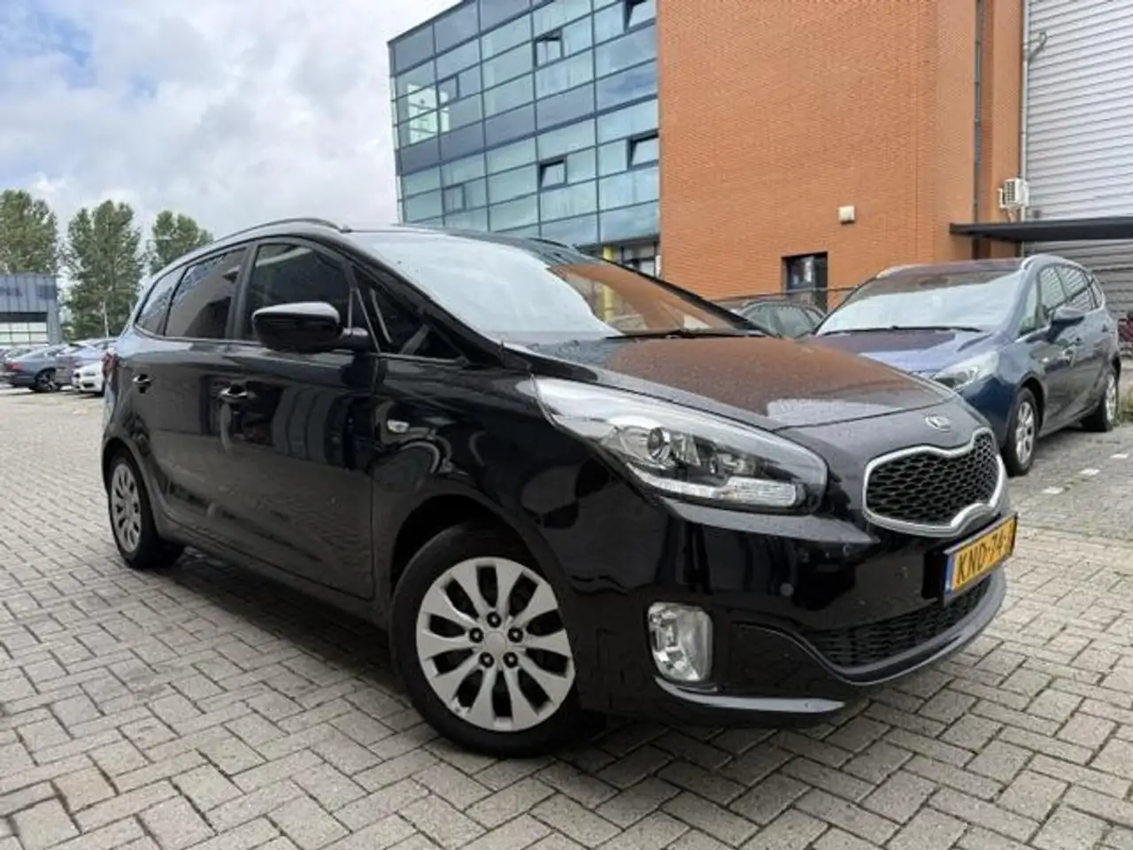Kia Carens 1.6 Benzine | 7 zit | Lage km's | Kia historiek — photo 1 of 15