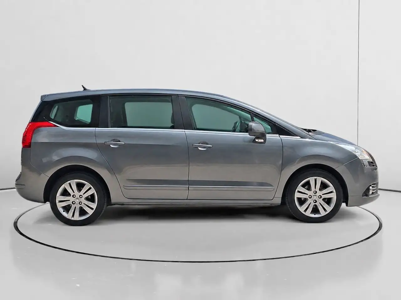 2011 Peugeot 5008 1.6HDI Premium 112, photograph 2
