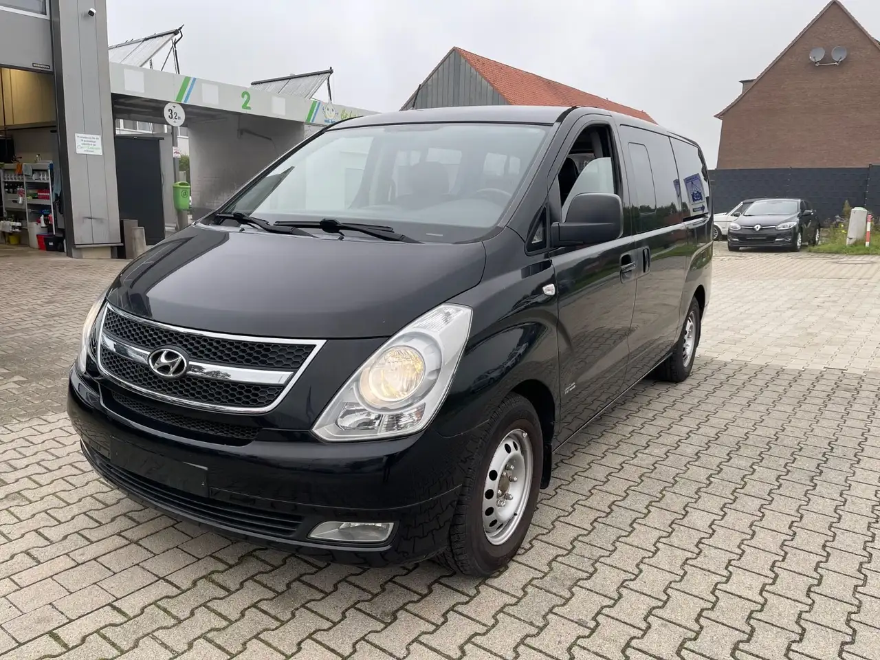 Hyundai H-1 Travel Premium — photo 1 of 21