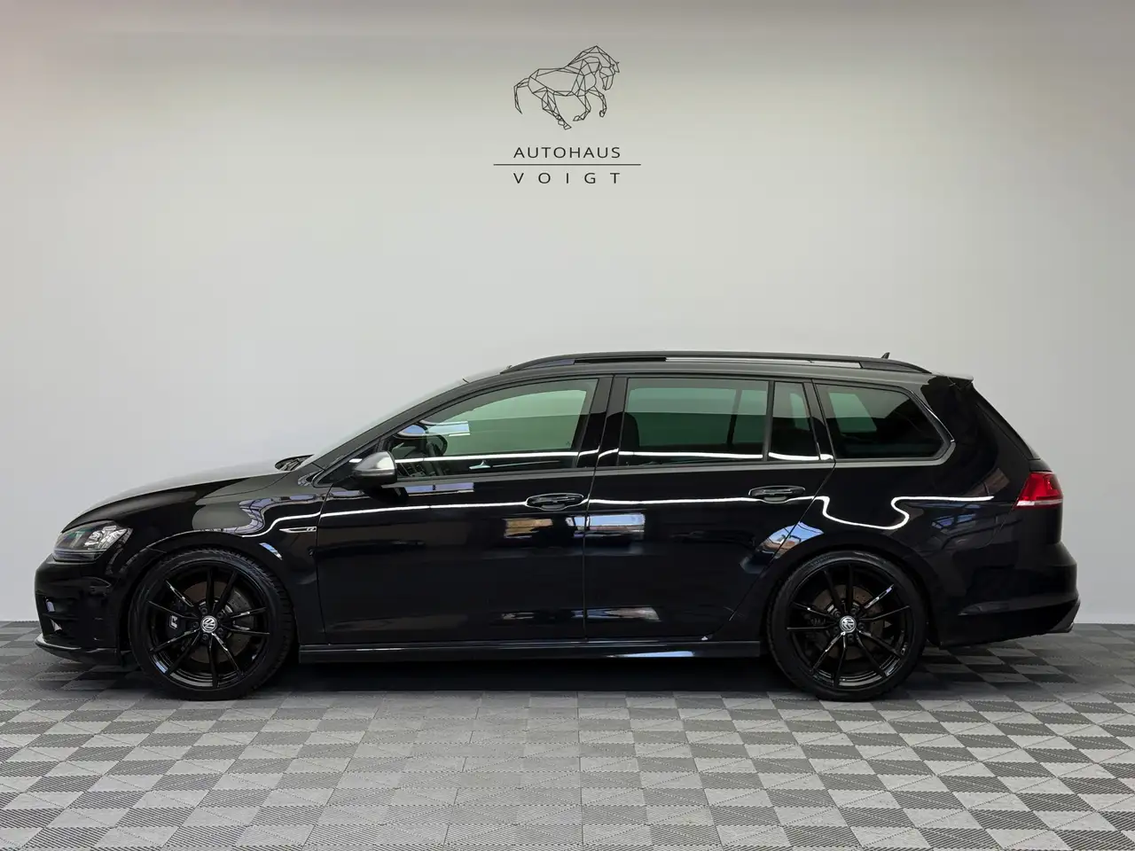Volkswagen Golf R Variant 4Motion|Kamera|DCC|Pano|Business| — photo 1 of 40