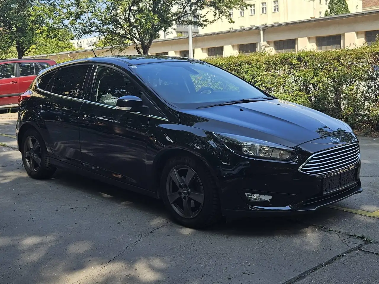 Ford Focus Ford Focus 1,5 TDCi Titanium 120 PS Facelift - Pickerl & Service neu -selbstlenkender Parkassistent. Limousine — photo 1 of 40