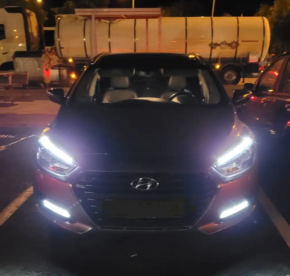 Hyundai i40 — photo 1 of 20