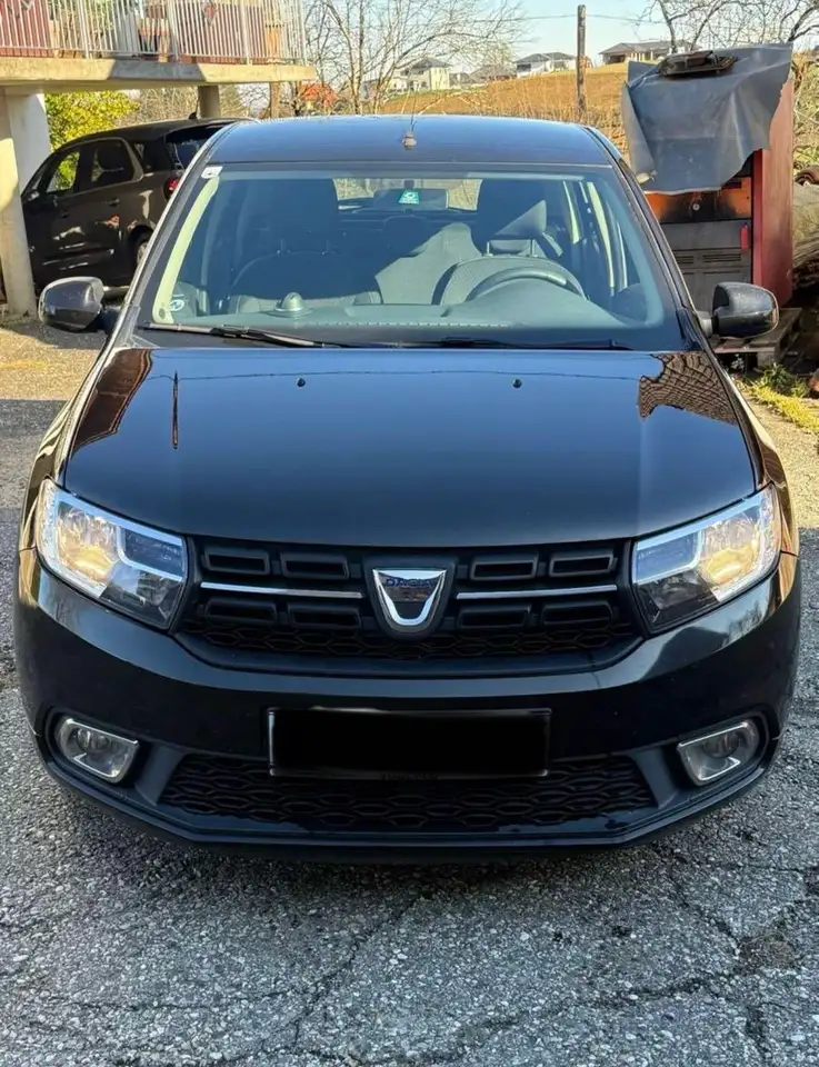 Dacia Sandero — photo 1 of 11