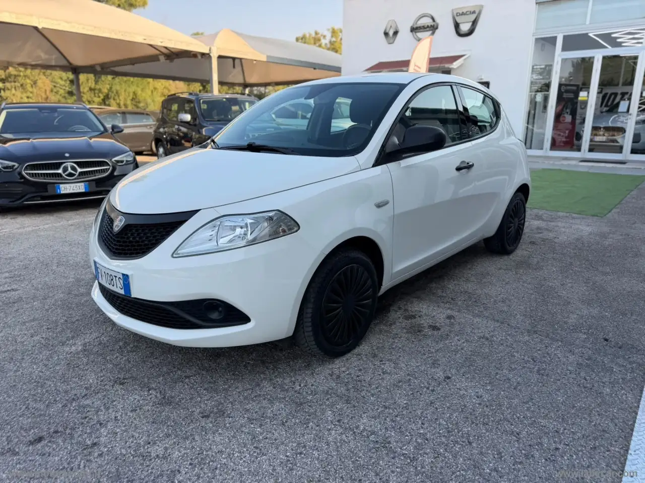 Lancia Ypsilon 1.2 69 CV 5p. GPL Ecochic Gold — photo 1 of 9