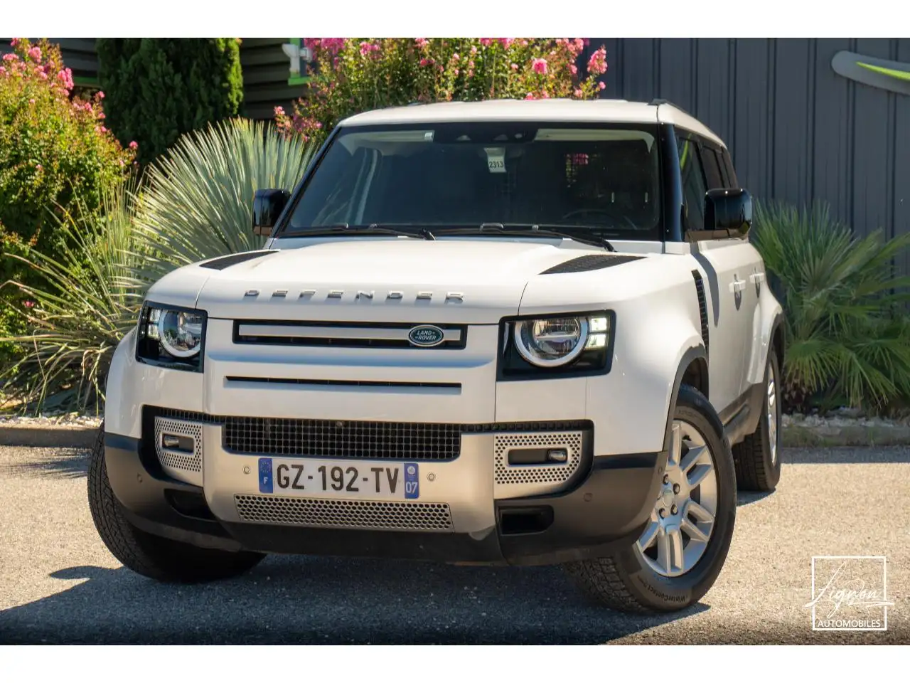 Land Rover Defender 110 3.0 D250 HARD TOP SE 3 Places - TVA RECUP - 1er main Origine FR - à partir de 581 euros — photo 1 of 33