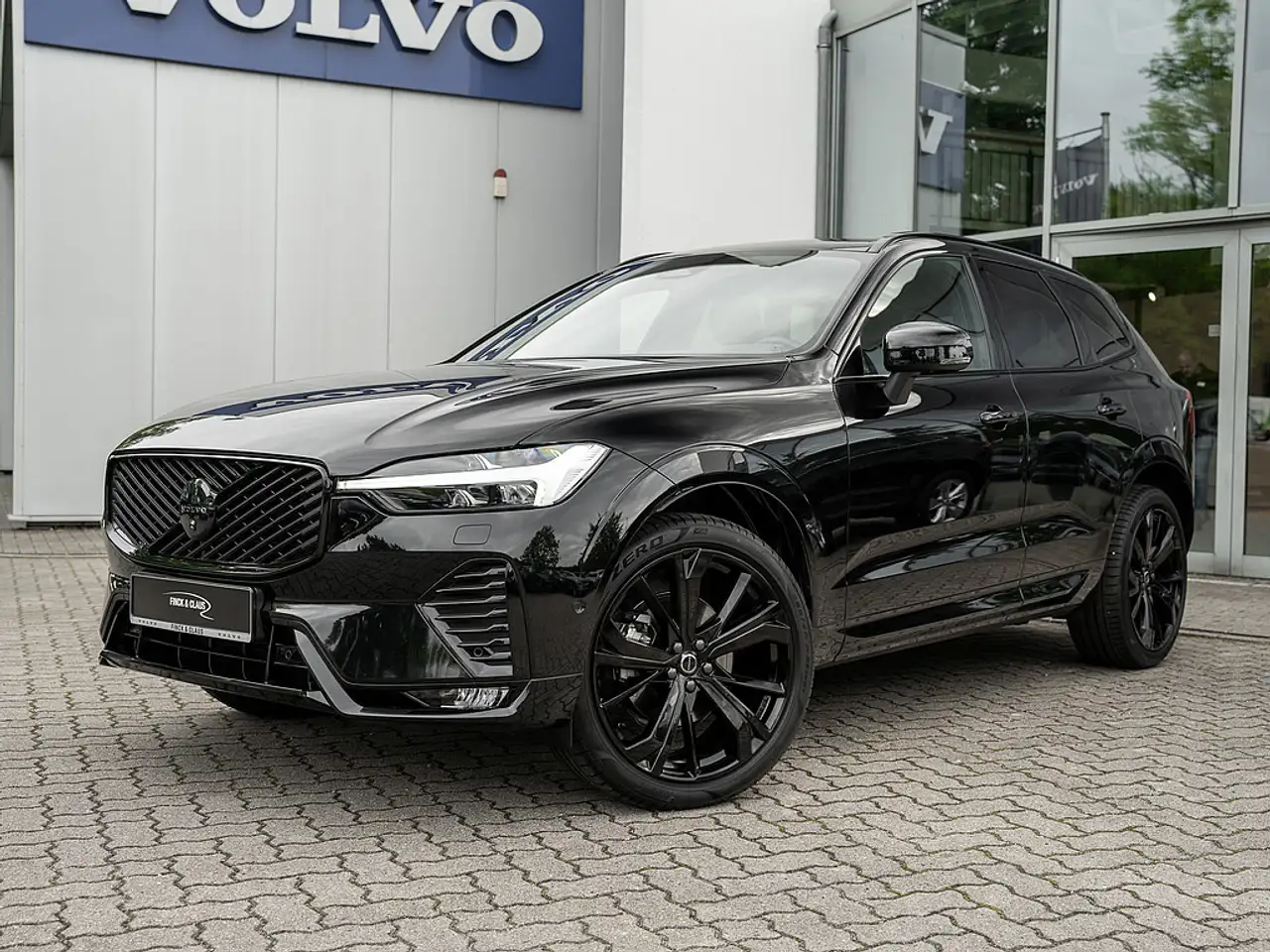 Volvo XC60 B5 AWD Plus Black Edition 360° ACC H/K — photo 1 of 15
