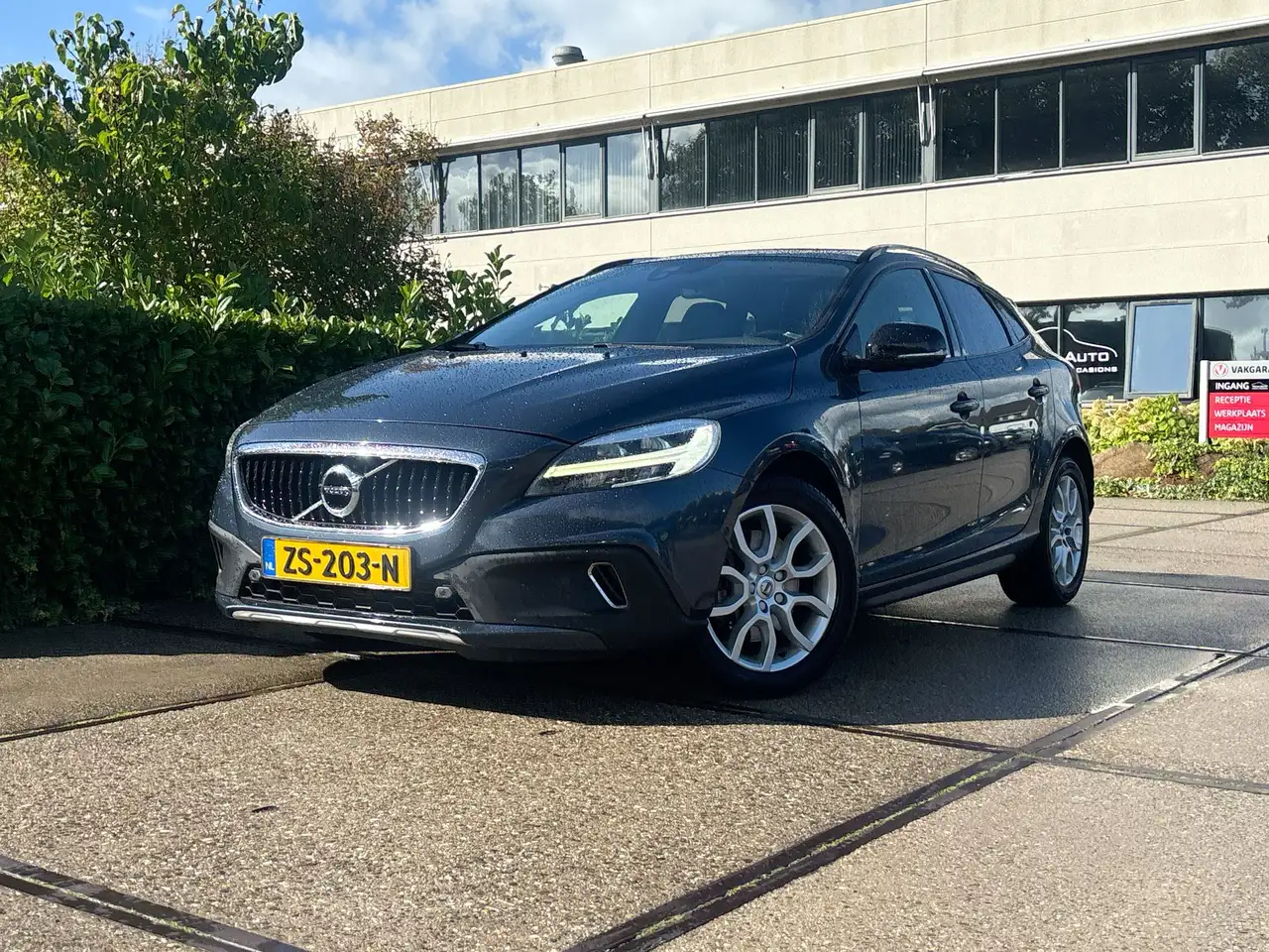 Volvo V40 Cross Country 1.5 T3 Polar+ Luxury |STOELVERW.|TREKHAAK|CLIMA|NA — photo 1 of 40