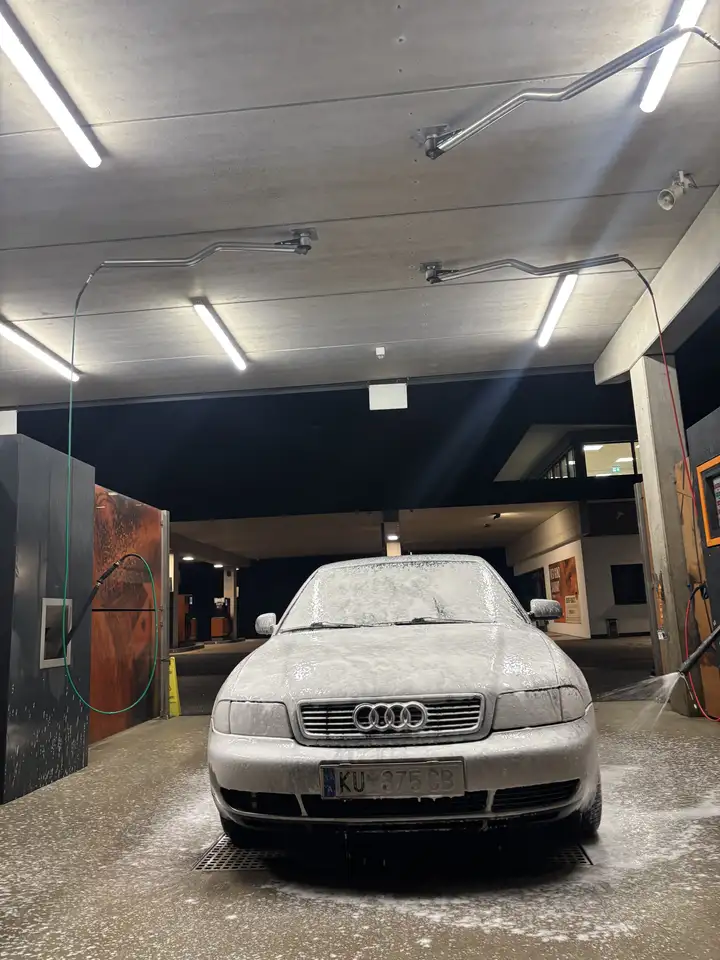 Audi A4 1.9 TDI — photo 1 of 6